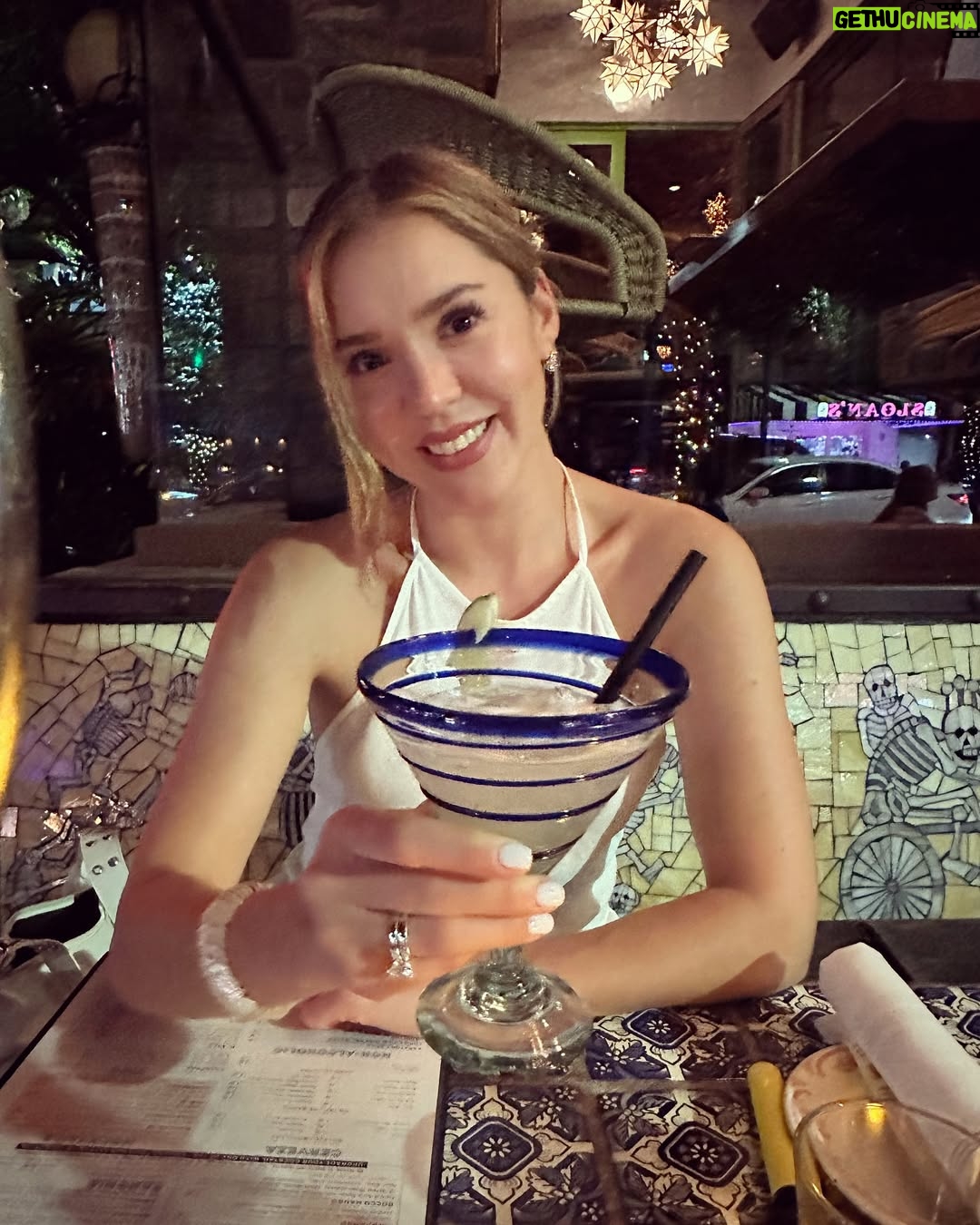 Carolina Mestrovic - 15.5K Likes - Que lindo estuvo!! Feliz aniversario mi amor!! Gracias por tu amor, por ser mi mejor amigo y el mejor esposo del mundo! Por cuidarme y hacerme feliz!! Te amooo!! Y espero sigamos celebrando siempre nuestro camino juntos!!❤️