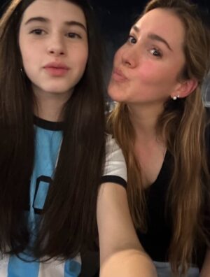 Carolina Mestrovic Instagram - Princesa de mi vida..
Hace 14 años nos miramos por primera vez y mi vida cambió para siempre. Llegaste a llenarme de luz, de alegría, de vida, de enseñanzas y de infinito amor. Cada minuto al ladito tuyo es mi mayor bendición.
Solo quiero que seas feliz, que sueñes grande, que te equivoques, rías y vuelvas a empezar, que le sigas regalando al mundo tu dulzura y tu sonrisa hermosa, que nunca pierdas esa pureza y bondad que hay en tu alma, que los días buenos te colmen de felicidad y que los no tan buenos te llenen de sabiduría para aprender de esta vida bella y aceptarla tal como es. Que dibujes mapas de aventuras que lleguen hasta el cielo y cuando bajes de las estrellas continúes pisando firme los caminos que debas recorrer segura de ti, de tu esencia y de tu ser.
Nunca olvides lo maravillosa y única que eres!
Te amo con toda mi alma desde siempre y para siempre…
Feliz cumpleaños mi vida!!
❤️