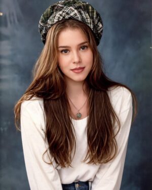 Carolina Mestrovic Instagram - Yo, viajando a los 90’s según AI… Que dicen? Me parezco en alguna?
#yearbookchallenge #90’s #epikapp