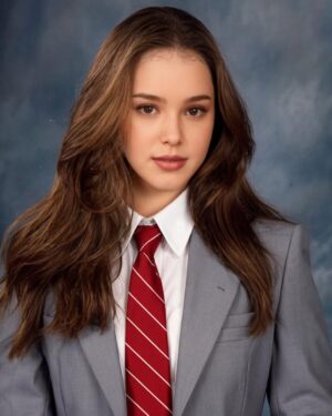 Carolina Mestrovic Instagram - Yo, viajando a los 90’s según AI… Que dicen? Me parezco en alguna?
#yearbookchallenge #90’s #epikapp