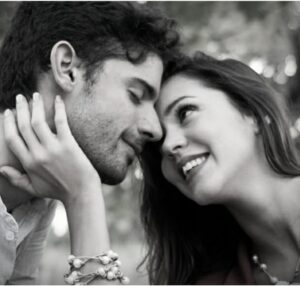 Carolina Mestrovic Instagram - La felicidad de seguir sumando años a tu lado!! Cada vez que el paso del tiempo nos recuerda nuestra historia solo puedo sentir orgullo e infinito amor por el camino que hemos construido juntos. Gracias por tanto mi amor!
Te amo y te volvería a elegir siempre!!
Feliz aniversario mi vida!❤️