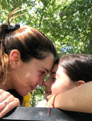 Carolina Mestrovic Instagram - Princesa de mi vida..
Hace 14 años nos miramos por primera vez y mi vida cambió para siempre. Llegaste a llenarme de luz, de alegría, de vida, de enseñanzas y de infinito amor. Cada minuto al ladito tuyo es mi mayor bendición.
Solo quiero que seas feliz, que sueñes grande, que te equivoques, rías y vuelvas a empezar, que le sigas regalando al mundo tu dulzura y tu sonrisa hermosa, que nunca pierdas esa pureza y bondad que hay en tu alma, que los días buenos te colmen de felicidad y que los no tan buenos te llenen de sabiduría para aprender de esta vida bella y aceptarla tal como es. Que dibujes mapas de aventuras que lleguen hasta el cielo y cuando bajes de las estrellas continúes pisando firme los caminos que debas recorrer segura de ti, de tu esencia y de tu ser.
Nunca olvides lo maravillosa y única que eres!
Te amo con toda mi alma desde siempre y para siempre…
Feliz cumpleaños mi vida!!
❤️