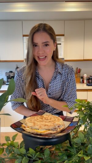 Carolina Mestrovic Instagram - Pancito sin harina!🍞
🥖2 claras de huevo
🥖20g de avena
🥖una cucharadita de polvo para hornear
🥖una cucharada de mix de semillas
🥖sal
♨️Sartén fuego medio 5 min x lado!
Con cariño!..❤️✨
Caro!
Si te gustó dale like y comparte la receta!🥰
#consaborycorazon #pan #healthy #withlove #receta #flourless