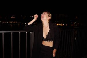 Carolina Mestrovic Instagram - Una mezcla de risas y luna llena..🌕🤍
📷 @simonemarval 😘