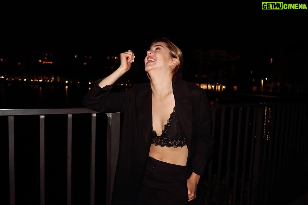 Carolina Mestrovic - 6.8K Likes - Una mezcla de risas y luna llena..🌕🤍

📷 @simonemarval 😘