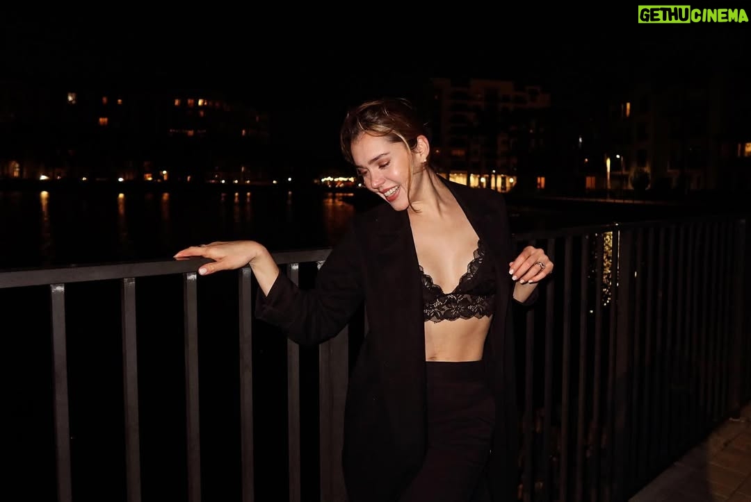 Carolina Mestrovic - 6.8K Likes - Una mezcla de risas y luna llena..🌕🤍

📷 @simonemarval 😘