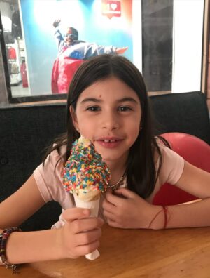 Carolina Mestrovic Instagram - Princesa de mi vida..
Hace 14 años nos miramos por primera vez y mi vida cambió para siempre. Llegaste a llenarme de luz, de alegría, de vida, de enseñanzas y de infinito amor. Cada minuto al ladito tuyo es mi mayor bendición.
Solo quiero que seas feliz, que sueñes grande, que te equivoques, rías y vuelvas a empezar, que le sigas regalando al mundo tu dulzura y tu sonrisa hermosa, que nunca pierdas esa pureza y bondad que hay en tu alma, que los días buenos te colmen de felicidad y que los no tan buenos te llenen de sabiduría para aprender de esta vida bella y aceptarla tal como es. Que dibujes mapas de aventuras que lleguen hasta el cielo y cuando bajes de las estrellas continúes pisando firme los caminos que debas recorrer segura de ti, de tu esencia y de tu ser.
Nunca olvides lo maravillosa y única que eres!
Te amo con toda mi alma desde siempre y para siempre…
Feliz cumpleaños mi vida!!
❤️