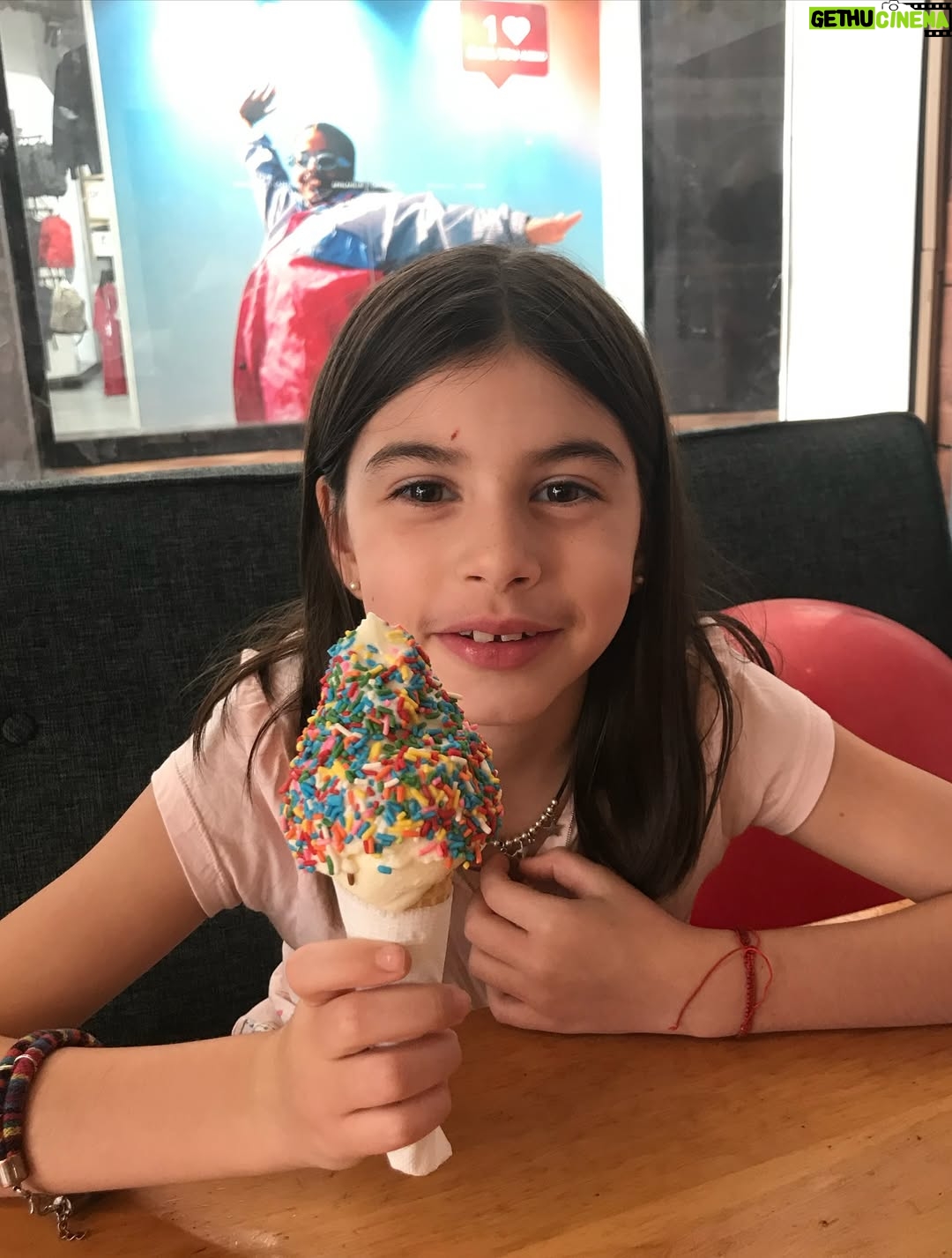 Carolina Mestrovic - 26.3K Likes - Princesa de mi vida..
Hace 14 años nos miramos por primera vez y mi vida cambió para siempre. Llegaste a llenarme de luz, de alegría, de vida, de enseñanzas y de infinito amor. Cada minuto al ladito tuyo es mi mayor bendición. 
Solo quiero que seas feliz, que sueñes grande, que te equivoques, rías y vuelvas a empezar, que le sigas regalando al mundo tu dulzura y tu sonrisa hermosa, que nunca pierdas esa pureza y bondad que hay en tu alma, que los días buenos te colmen de felicidad y que los no tan buenos te llenen de sabiduría para aprender de esta vida bella y aceptarla tal como es. Que dibujes mapas de aventuras que lleguen hasta el cielo y cuando bajes de las estrellas continúes pisando firme los caminos que debas recorrer segura de ti, de tu esencia y de tu ser.
Nunca olvides lo maravillosa y única que eres!
Te amo con toda mi alma desde siempre y para siempre…
Feliz cumpleaños mi vida!!
❤️