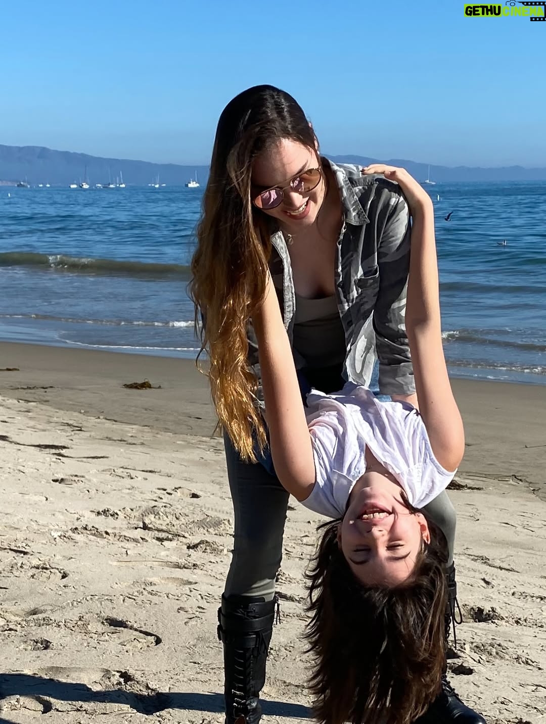 Carolina Mestrovic - 26.3K Likes - Princesa de mi vida..
Hace 14 años nos miramos por primera vez y mi vida cambió para siempre. Llegaste a llenarme de luz, de alegría, de vida, de enseñanzas y de infinito amor. Cada minuto al ladito tuyo es mi mayor bendición. 
Solo quiero que seas feliz, que sueñes grande, que te equivoques, rías y vuelvas a empezar, que le sigas regalando al mundo tu dulzura y tu sonrisa hermosa, que nunca pierdas esa pureza y bondad que hay en tu alma, que los días buenos te colmen de felicidad y que los no tan buenos te llenen de sabiduría para aprender de esta vida bella y aceptarla tal como es. Que dibujes mapas de aventuras que lleguen hasta el cielo y cuando bajes de las estrellas continúes pisando firme los caminos que debas recorrer segura de ti, de tu esencia y de tu ser.
Nunca olvides lo maravillosa y única que eres!
Te amo con toda mi alma desde siempre y para siempre…
Feliz cumpleaños mi vida!!
❤️