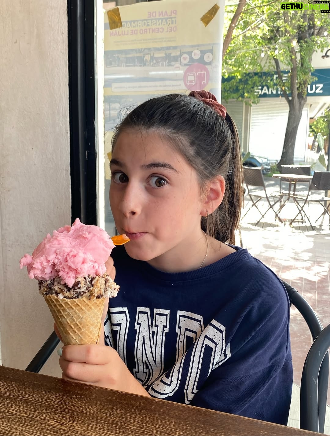 Carolina Mestrovic - 26.3K Likes - Princesa de mi vida..
Hace 14 años nos miramos por primera vez y mi vida cambió para siempre. Llegaste a llenarme de luz, de alegría, de vida, de enseñanzas y de infinito amor. Cada minuto al ladito tuyo es mi mayor bendición. 
Solo quiero que seas feliz, que sueñes grande, que te equivoques, rías y vuelvas a empezar, que le sigas regalando al mundo tu dulzura y tu sonrisa hermosa, que nunca pierdas esa pureza y bondad que hay en tu alma, que los días buenos te colmen de felicidad y que los no tan buenos te llenen de sabiduría para aprender de esta vida bella y aceptarla tal como es. Que dibujes mapas de aventuras que lleguen hasta el cielo y cuando bajes de las estrellas continúes pisando firme los caminos que debas recorrer segura de ti, de tu esencia y de tu ser.
Nunca olvides lo maravillosa y única que eres!
Te amo con toda mi alma desde siempre y para siempre…
Feliz cumpleaños mi vida!!
❤️