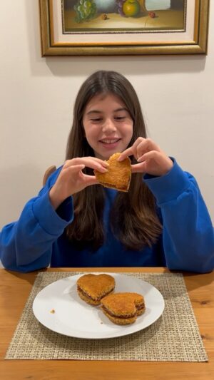 Carolina Mestrovic Instagram - Alfajores de avena y dulce de leche!
💛1 huevo
💛3 cucharadas de miel
💛esencia de vainilla
💛1/2 copa de avena
💛1/2 copa de harina de almendras
💛1 cucharadita de polvo para hornear
💛dulce de leche (o lo que tu prefieras para rellenar)
♨️Horno 180c/350f x 15-20 min!
Con cariño!..❤️✨
Caro.
Si te gustó dale like y comparte la receta!🥰
#consaborycorazon #withlove #alfajor #avena #sweet #dulcedeleche