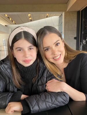 Carolina Mestrovic Instagram - Princesa de mi vida..
Hace 14 años nos miramos por primera vez y mi vida cambió para siempre. Llegaste a llenarme de luz, de alegría, de vida, de enseñanzas y de infinito amor. Cada minuto al ladito tuyo es mi mayor bendición.
Solo quiero que seas feliz, que sueñes grande, que te equivoques, rías y vuelvas a empezar, que le sigas regalando al mundo tu dulzura y tu sonrisa hermosa, que nunca pierdas esa pureza y bondad que hay en tu alma, que los días buenos te colmen de felicidad y que los no tan buenos te llenen de sabiduría para aprender de esta vida bella y aceptarla tal como es. Que dibujes mapas de aventuras que lleguen hasta el cielo y cuando bajes de las estrellas continúes pisando firme los caminos que debas recorrer segura de ti, de tu esencia y de tu ser.
Nunca olvides lo maravillosa y única que eres!
Te amo con toda mi alma desde siempre y para siempre…
Feliz cumpleaños mi vida!!
❤️
