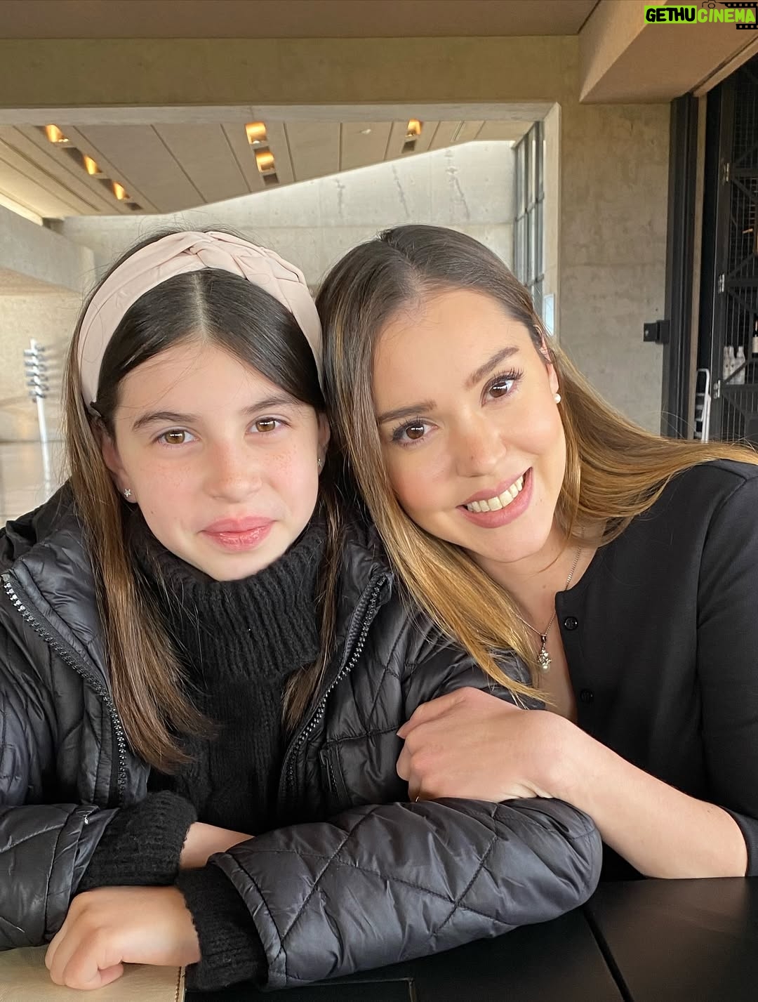 Carolina Mestrovic - 26.3K Likes - Princesa de mi vida..
Hace 14 años nos miramos por primera vez y mi vida cambió para siempre. Llegaste a llenarme de luz, de alegría, de vida, de enseñanzas y de infinito amor. Cada minuto al ladito tuyo es mi mayor bendición. 
Solo quiero que seas feliz, que sueñes grande, que te equivoques, rías y vuelvas a empezar, que le sigas regalando al mundo tu dulzura y tu sonrisa hermosa, que nunca pierdas esa pureza y bondad que hay en tu alma, que los días buenos te colmen de felicidad y que los no tan buenos te llenen de sabiduría para aprender de esta vida bella y aceptarla tal como es. Que dibujes mapas de aventuras que lleguen hasta el cielo y cuando bajes de las estrellas continúes pisando firme los caminos que debas recorrer segura de ti, de tu esencia y de tu ser.
Nunca olvides lo maravillosa y única que eres!
Te amo con toda mi alma desde siempre y para siempre…
Feliz cumpleaños mi vida!!
❤️
