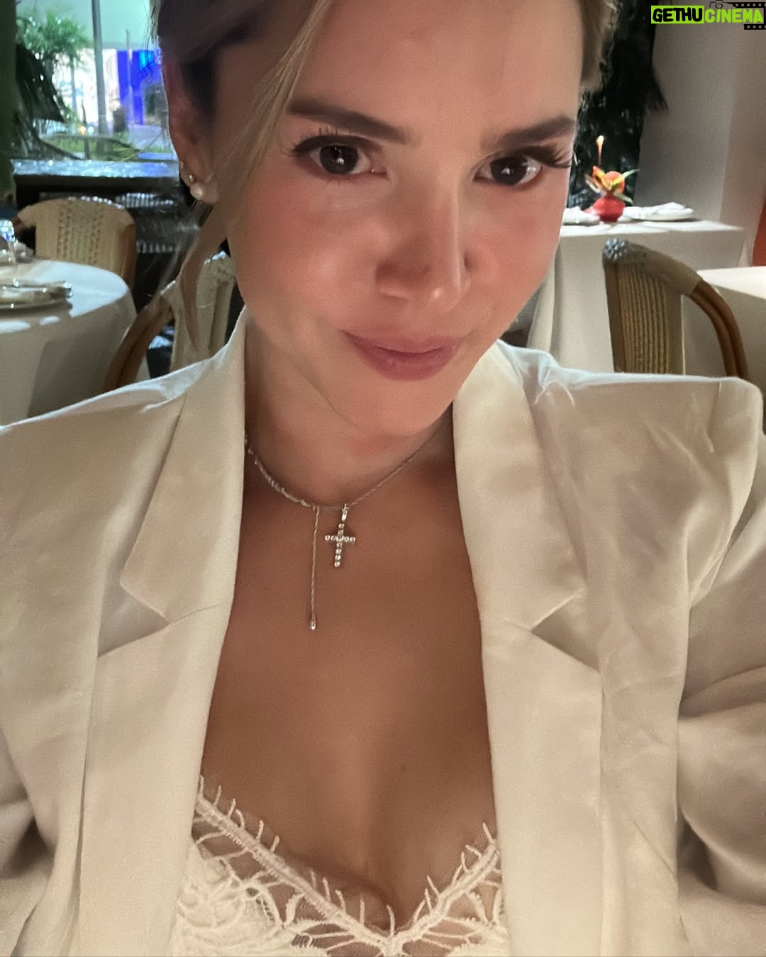 Carolina Mestrovic - 15.5K Likes - Que lindo estuvo!! Feliz aniversario mi amor!! Gracias por tu amor, por ser mi mejor amigo y el mejor esposo del mundo! Por cuidarme y hacerme feliz!! Te amooo!! Y espero sigamos celebrando siempre nuestro camino juntos!!❤️
