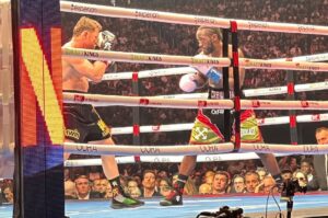 Carolina Padrón Instagram - Estrategia y ajuste. Siento que la esquina de Canelo no supo cómo afrontar la velocidad de Crawford. Seguían buscando el golpe de poder, con solo dos golpes ante un peleador que le soltaba constantemente ráfagas a la cara. Sobrepasado. Después del 5to round era claro que Crawford tenía la ventaja.