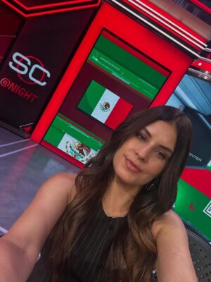 Carolina Padrón Instagram - Listos para ir al aire en vivo en @sportscenter_nt!
De 8pm a 10pm CDMX