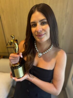 Carolina Padrón Instagram - No den por sentadas las oportunidades. Ni a sus compañeros. Ni el poder del trabajo en equipo. Porque un día la vida les da el enorme privilegio de juntarse con gente brillante, talentosa y sobre todo buena y aprenden cosas maravillosas.
Nos ganamos un Telly Award por nuestra cobertura post partido de la @mlbmexico México Series 2024. Un gran fin de semana que nos sigue llenando el corazón.