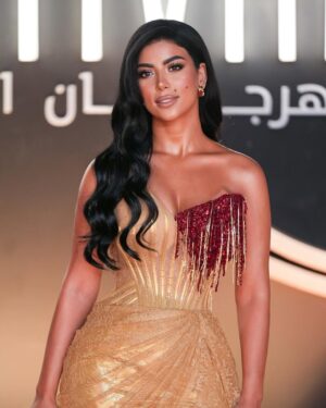 Caroline Azmy Instagram - From the opening ceremony of GFF ✨
Styled by @_mayaneheshamm11
Dress @zahan_eg
Makeup @sandrawilliammakeupartist
Hair @alsagheersalons @fady.mohsen1
Clutch @taleed_lamya
Jewellery @glamour.jewellery