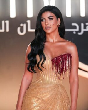Caroline Azmy Instagram - From the opening ceremony of GFF ✨
Styled by @_mayaneheshamm11
Dress @zahan_eg
Makeup @sandrawilliammakeupartist
Hair @alsagheersalons @fady.mohsen1
Clutch @taleed_lamya
Jewellery @glamour.jewellery
