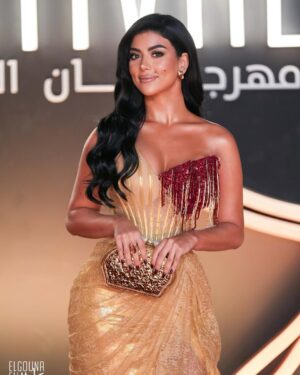 Caroline Azmy Instagram - From the opening ceremony of GFF ✨
Styled by @_mayaneheshamm11
Dress @zahan_eg
Makeup @sandrawilliammakeupartist
Hair @alsagheersalons @fady.mohsen1
Clutch @taleed_lamya
Jewellery @glamour.jewellery