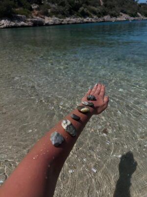 Caroline Azmy Instagram - 🕊️🐚🍄🟫🍒🤍🐌