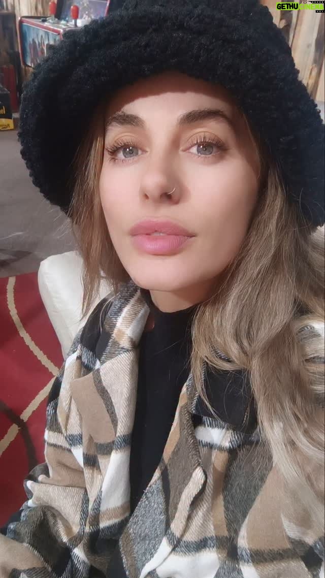 Catalina Palacios - 5.5K Likes - Las mujeres somos libres y hermosas, la belleza es un resultado visible de un estado interno que nos lleva a tener una conducta y un trato  con nosotras mismas, desde nuestro lenguaje interno hasta el cuidado de nuestro hermoso transporte físico, este se ve visualmente de una manera determinada por como somos con nosotros mismos lo que incluye nuestras rutinas cotidianas ( alimentación, deporte e incluso el estilo que llevamos al vestir que integra nuestros colores favoritos, esos que nos impulsan con alegría) la sociedad sigue funcionando en un formato caduco! Es tiempo de cambiarlo! No es real que debes envejecer obligadamente a una edad! El rango etario en la humanidad ya vario! Es tiempo de darnos cuenta, estamos viviendo una transformación a nivel mundial y chile es el precursor! Revolucionemos juntos la programación del envejecimiento! 
Amo la idea de inspirar a todas las mujeres jóvenes de 30, 40, 50 a cuidarse y sacar lo mejor de si mismas! Ser salud y belleza poderosa!
El reloj biológico es personal! 
La belleza más grandiosa es la sabiduría adquirida con umildad sabiendo que aún no sabemos realmente nada! 
Sin duda alguna la experiencia nos hace sentir listos para muchas cosas ❤️
Si hoy estoy aquí es por qué me siento en mi esplendor! Absolutamente!
No antes, no después! Es hoy!
Vamos chileeeee!!!!! 🇨🇱