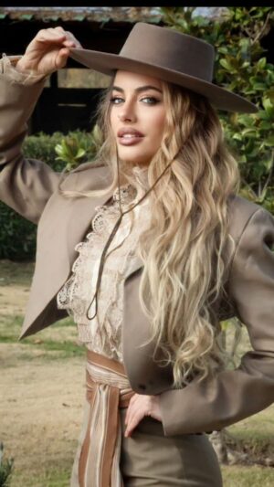 Catalina Palacios Instagram - Gracias por el apoyo incondicional de tantas personas por dónde sea que voy! Me siento tan querida!!! Tan apoyada! Alentda a seguir adelante cada día con más fuerza! 🇨🇱👑🔥 Gracias a mis detractores que llevan mi mensaje a todas partes buscando apoyo a su postura en contra de la mía! Lo que realmente importa es el mensaje! Para el ojo simple Las cosas existen solo cuando las ves!, gracias por hacer que tenga presencia mi voz y llegue a muchos!
Gracias a quienes se han ido sumando! A quienes no saben quién soy y han querido conocer quien es esta candidata revolucionaria 🔥❤️🇨🇱 en esta candidatura me he llevado tan lindas sorpresas!
Cuando estamos en la mira es oportunidad perfecta para que trascienda tu mensaje!
Está preciosa sesión está llena de amor! De todos nosotros! Un gran equipo no por la cantidad de personas que somos, si no por la Calidad!
Dirección de proyecto @positive_models
Dirección de foto y foto por:@xteriofotografia
Dirección de arte @andre.imagenysanacion
Traje nacional: @tienda_lamedialuna
Maquillaje y pelo: Catalina Palacios
Musica de fondo: Karen Paola