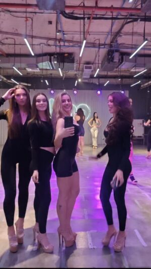 Catalina Palacios Instagram - Del ensayo de ayer con las más hermosas del mundooooo!! Preparándonos para @misschileuniverso entrenadas por el top! @juanfra.mr 😎 en la academia de @connyazuadancefactory 😃♥️🔥🔥🔥🔥🔥🔥 aquí les dejo sus insta para que la conozcan 🥰
@hi_itspau
@josefa.rodriguezelo
@martinakriskovich
@sofi_bozzo
@marti_.laube
@jesuhonoratoo
@agucarrasco__
@nallabobadilla
@innamoll
@andrea.delsolar
@carolasummer
@florenciariverag
@arlett.andrea
@feniamena
@joseorrego.g