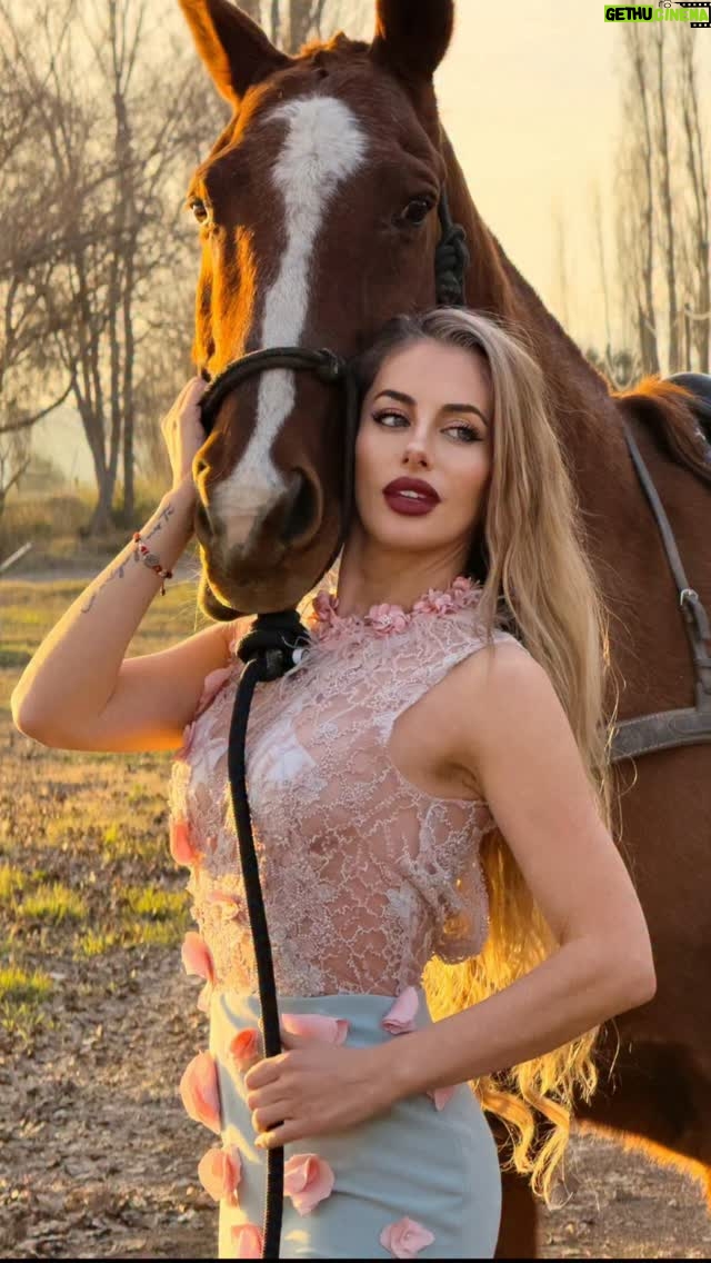 Catalina Palacios - 2.9K Likes - Fotos por @cristophersebastiam talento multifacético! Tremendo en cada cosa que elije hacer 🔥
Vestido @pazmoresco 
Pelo y maquillaje Catalina Palacios