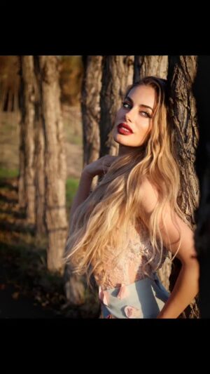 Catalina Palacios Instagram - Este trabajo fue inspirado en la vida romántica que no pienso soltar y eso va más allá de la visión de pareja, la vida romántica es el prisma con el que observas el mundo, la frecuencia donde eliges habitar, destacando la belleza de la creación en su máxima expresión y lenguajes... Musica, colores, olores, texturas, sentimientos... En la naturaleza vive aún, solo detente un segundo y te empaparas completamente de ella... En la vida romántica habita la belleza del mundo... Trabajo para la campaña hacia @misschileuniverso
Rumbo a @missuniverse Para esta preciosa aventura me dijeron si! Con mucho amor! Mi equipo maravilloso: grandes artistas y diseñadores de ideas! que para mí son de otro mundo 🌍 aquí se los presento a continuación.
Dirección general de proyecto: @positive_models
Dirección de camara en fotografía: @xteriofotografia
Diseño y colección otoño primaveral: @pazmoresco
Dirección de estilismo: @andre.imagenysanacion
Maquillaje y pelo: Catalina Palacios
Si tú leíste todo y pudiste conocer los nombres de los artistas detrás de estás imágenes llenas de sentimiento! Déjamelo saber en los mensajes con un yo los conocí!