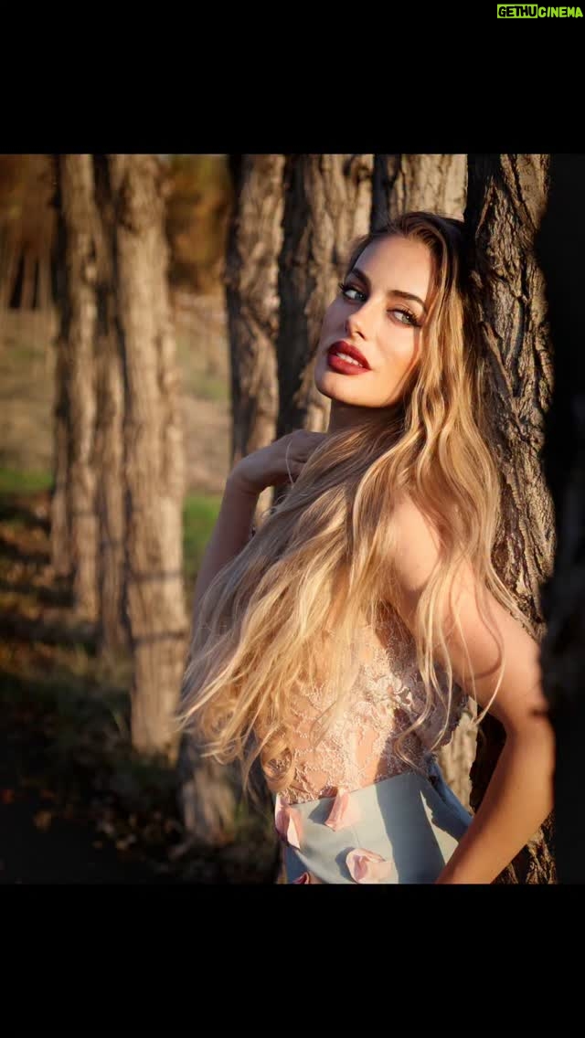 Catalina Palacios - 3.1K Likes - Este trabajo fue inspirado en la vida romántica que no pienso soltar y eso va más allá de la visión de pareja, la vida romántica es el prisma con el que observas el mundo, la frecuencia donde eliges habitar, destacando la belleza de la creación en su máxima expresión y lenguajes... Musica, colores, olores, texturas, sentimientos... En la naturaleza vive  aún, solo detente un segundo y te empaparas completamente de ella... En la vida romántica habita la belleza del mundo... Trabajo para la campaña hacia @misschileuniverso
Rumbo a @missuniverse Para esta preciosa aventura me dijeron si! Con mucho amor! Mi equipo maravilloso: grandes artistas y diseñadores de ideas! que para mí son de otro mundo 🌍 aquí se los presento a continuación.
Dirección general de proyecto: @positive_models 
Dirección de camara en fotografía: @xteriofotografia 
Diseño y colección otoño primaveral: @pazmoresco 
Dirección de estilismo: @andre.imagenysanacion
Maquillaje y pelo: Catalina Palacios 
Si tú leíste todo y pudiste conocer los nombres de los artistas detrás de estás imágenes llenas de sentimiento! Déjamelo saber en los mensajes con un yo los conocí!