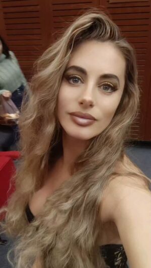 Catalina Palacios Instagram - Colección de selfies de maquillaje y peinado hecho por mi de la sesión de hoy 🙈🤭 en el hotel @almasur con la diseñadora chilena e internacional @pazmoresco y el fotógrafo @ifuran ya les comparto muy prontito el resultado final y las fotos oficiales para mí campaña @misschileuniverso 😍