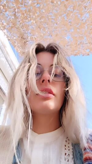 Catalina Palacios Instagram - Continúar en formación académica constantemente debería ser un estilo de vida que representa el amor propio! Es prioritario encontrar espacios dentro de esta vida agetreada para una formación continua, ya que el crecimiento y evolución pasan principalmente por nuestro cerebro, es un error pensar que el peack de capacidades humanas se encuentra en los 20, 25, 30, 35, cuando a esa edad tu cerebro sigue siendo adolescente y lo que más quiere es experimentar, divertirse y conocer yodas las instancias que generen adrenalina, como el concepto está equivocado, después de los 30 la mayoría deja de prepararse e ingerir nuevo conocimiento profundo, el peack de capacidades humanas sigue debería ser mientras mas años ganas, más conocimiento y sabiduría, sin dejar de lado el cuerpo y su mantenimiento explotado al máximo por edad. Armarse uno mismo también es, nutrir tu cerebro y convertirte con los años en un verdadero experto de tus gustos personales.
