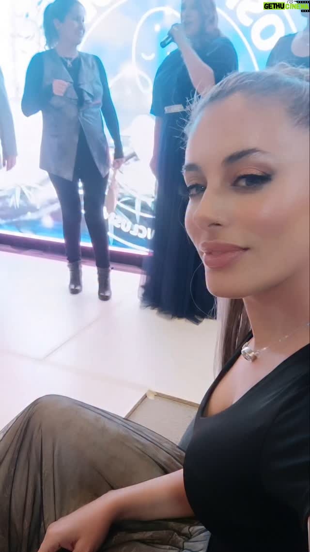 Catalina Palacios - 1.7K Likes - Hoy ha sido un gran día!!!! Por muchos motivos y entre ellos por qué se acaba de terminar de conformar mi equipo para la competencia!!! @misschileuniverso ❤️‍🔥💪🏼 Gracias @any_actress @positive_models @mila_delaporte 
Que hermoso fue también estar apoyando juntos a los nuevos emprendedores!!!! 🇨🇱🙏🏼❤️‍🔥😍
Gracias a la tienda @rosadelosvientostienda por vestirme para  mis compromisos, eventos y relaciones públicas! 👌🏼🥰