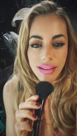 Catalina Palacios Instagram - Me gusta mucho divertirme! Amo la música y ayer lo pase tan bien!!! Disfruto tanto cada momento con tanta alegría! Pusieron una música que le gustaba mucho a mi mamá y ella siempre la ponía mientras hacía el aseo 💕 se que estaría tan orgullosa de lo que estoy iniciando!!! 🦋 Te amo tanto mamá se que me acompañas en cada momento, no es casualidad que justo sonara esa canción y tu eres y siempre serás mi reina👑 gracias por haber sido mi madre y gracias por serlo ya que el amor y conexión no tienen fin...
