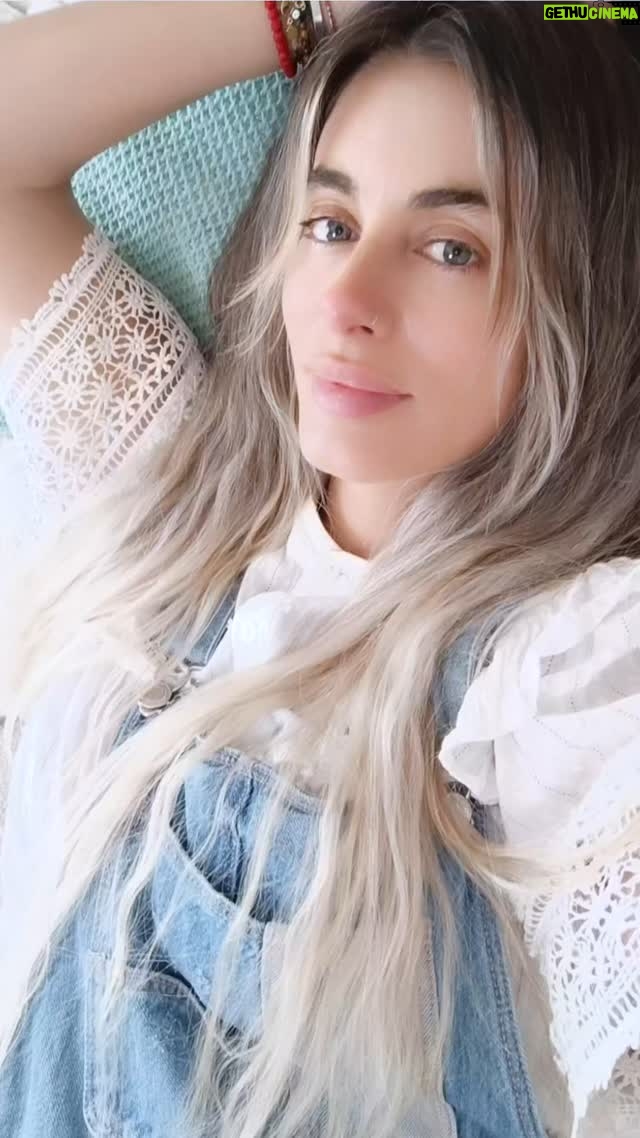 Catalina Palacios - 2.2K Likes - Ya están llegando más intensos los rayos del 🌞por aquí 😄 así que a guardar los chalecos 😎 a quien le gusta el verano? 🏖️