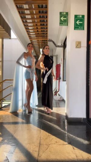 Catalina Palacios Instagram - Junto a @andrea.delsolar misses y también jugamos! ☺️🇨🇱👑♥️🔥
@misschileuniverso
@missuniverse
