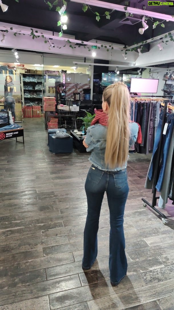 Catalina Palacios - 3.8K Likes - Jugando! eligiendo un look que me encante de @mohicanojeans fue difícil jajajja por qué me encanta la tienda entera! 😱🔥 Pero me quedé con este 😉 he aprendido muchas cosas en mi campaña para @misschileuniverso rumbo a @missuniverse y es que una miss también puede andar cómoda y seguir viéndose bien! que les parece? Te gusta? Los quiero leer 🙏😍
#look
#lookcasual 
#lookcomodo 
#jeans
#missuniversochile2025