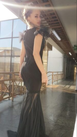 Catalina Palacios Instagram - Que les parece este hermoso vestido hecho por mi? Pero no sola, junto a mi amiga @barbarafdxx reutilizamos partes de otras prendas para crear esta belleza 😍 estamos orgullosas!!!! 💪👑🔥❤️🇨🇱 Dándolo todo y más para este certamen @misschileuniverso
Pelo y maquillaje Catalina Palacios
👑
Espero sus comentarios 🤗❤️