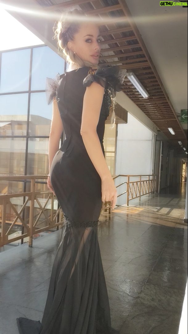 Catalina Palacios - 2.1K Likes - Que les parece este hermoso vestido hecho por mi? Pero no sola, junto a mi amiga @barbarafdxx reutilizamos partes de otras prendas para crear esta belleza 😍 estamos orgullosas!!!! 💪👑🔥❤️🇨🇱 Dándolo todo y más para este certamen @misschileuniverso 
Pelo y maquillaje Catalina Palacios 
👑
Espero sus comentarios 🤗❤️