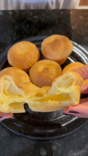 Caterin Escobar Instagram - RECETA PAN DE QUESO 🧀 😋

2 tazas almidón de yuca 
1  1/2 taza queso costeño 
1 taza de leche 
1/2 taza aceite 
3 huevos 
Sal al gusto 

En el horno 180 grados por 30 a 35 hasta que doren.