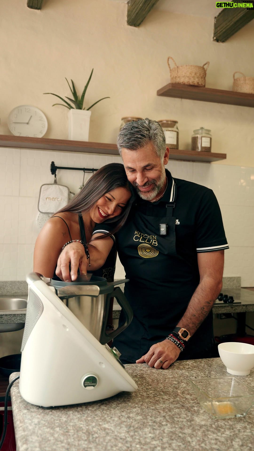 Caterin Escobar - 120.7K Likes - Receta torta tres leches con salsa de maracuyá 🍰

Ingredientes: 
100 gramos de huevo ( dos huevos ) 
77 gramos de azúcar 
70 gramos de harina de trigo 
1 gramo de sal 
28 gramos de aceite 
2 gramos de polvo para hornear 
Esencia de vainilla 

Empezamos mezclando en la batidora los huevos, el  azúcar, la pizca de sal y la esencia de vainilla. ( se puede a velocidad alta) hasta que quede a punto de letra. Luego vamos agregando el aceite poco a poco a baja velocidad. Paramos cuando se incorpore. Tamizamos la harina de trigo con el polvo para hornear. Y la vamos agregando a la mezcla del huevo lentamente hasta que se incorpore completamente y quede suave.  Engrasamos los moldes y pasamos la mezcla por partes iguales. ( Si quieres puedes poner toda la mezcla en un solo molde)  llevamos al horno de 15 a 20 minutos. 
Cuando esté nuestro bizcocho dejamos reposar y  agregamos la mezcla de las tres leches que son: crema de leche. Leche evaporada y leche condensada. Vamos dejando que el bizcocho la absorba. 
Y listo. 😋