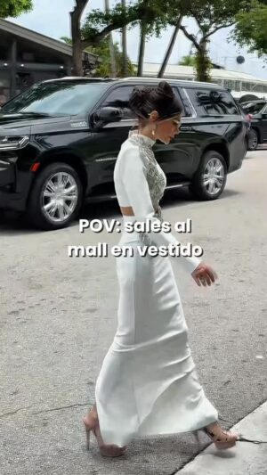 Caterina Valentino Instagram - 𝐕𝐈𝐏 | 💂🏻💭🤔😂 👀
Mis 23 segundos en la calle 😅🤣¿Te ha pasado? ¿Es demasiada elegancia para la calle… o nunca es demasiada la elegancia?
Is this too much or is it okay?😁
𝐋𝐚 𝐞𝐥𝐞𝐠𝐚𝐧𝐜𝐢𝐚 𝐝𝐞𝐛𝐞 𝐯𝐨𝐥𝐯𝐞𝐫. 𝐄𝐥𝐞𝐠𝐚𝐧𝐜𝐞 𝐦𝐮𝐬𝐭 𝐫𝐞𝐭𝐮𝐫𝐧✨
#EtiquetaModerna #EleganciaReal #CaminandoConEstilo #StreetElegance