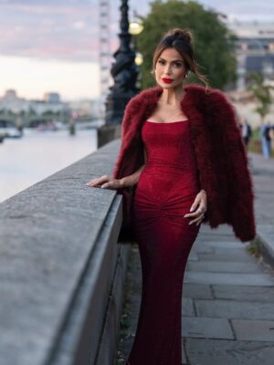 Caterina Valentino Instagram - 𝟏 𝐭𝐨 𝟏𝟎 𝐑𝐚𝐭𝐞 𝐦𝐲 𝐨𝐮𝐭𝐟𝐢𝐭 ⁉️
Quién más ama este color❓ Amo el rojo intenso
London you stole my heart 🇬🇧 🫀
Working on a new advertising campaign
Trabajando en nueva campaña publicitaria ✨
Photo: @2dorphoto
Dress: @ellaboutiquemiami
Makeup/Hair: @jessbonwickmua
Jewels @caterinavalentinoworld
Los amo ♥️
#moda #fashion #london #Award