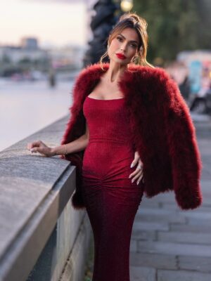 Caterina Valentino Instagram - 𝟏 𝐭𝐨 𝟏𝟎 𝐑𝐚𝐭𝐞 𝐦𝐲 𝐨𝐮𝐭𝐟𝐢𝐭 ⁉️
Quién más ama este color❓ Amo el rojo intenso
London you stole my heart 🇬🇧 🫀
Working on a new advertising campaign
Trabajando en nueva campaña publicitaria ✨
Photo: @2dorphoto
Dress: @ellaboutiquemiami
Makeup/Hair: @jessbonwickmua
Jewels @caterinavalentinoworld
Los amo ♥️
#moda #fashion #london #Award