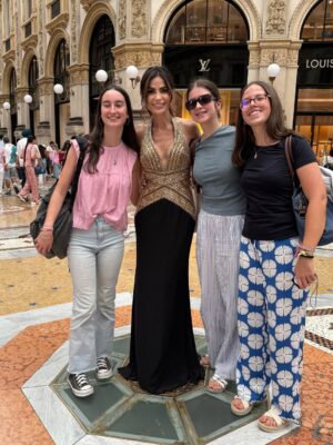 Caterina Valentino Instagram - 🥹 𝐖𝐎𝐖 👏🏻♥️
10 años después…
𝐕𝐈𝐏 es un movimiento global! 🌍
Me escriben mensajes en turco, ruso, francés, árabe, portugués, hindú…chino. A veces, para entender, traduzco el idioma.
Y es que nuestra comunicación es genuina no necesita lenguaje💖
Este movimiento tiene un solo propósito:
✨ Que seas la mejor versión de ti ✨
𝐋𝐎𝐕𝐄 𝐘𝐎𝐔 𝐒𝐎 𝐌𝐔𝐂𝐇 𝐌𝐘 𝐕𝐈𝐏𝐒’𝐬 🫂❣️❣️❣️
💂🏻
🥹 𝐖𝐎𝐖👏🏻♥️
10 years later…
𝐕𝐈𝐏 is now a global movement! 🌍
I get messages in Turkish, Russian, French, Arabic, Portuguese, Hindi, Chinese… Sometimes, I even have to translate to understand them.
But our connection is so genuine… it doesn’t need language. 💖
This movement has only one purpose:
✨ To help you become the best version of yourself ✨
𝐋𝐎𝐕𝐄 𝐘𝐎𝐔 𝐒𝐎 𝐌𝐔𝐂𝐇 𝐌𝐘 𝐕𝐈𝐏’𝐬 🫂❣️❣️❣️
#VIP #caterinavip