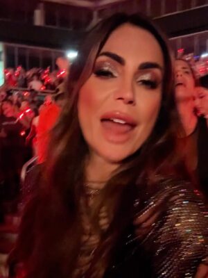 Caterina Valentino Instagram - 𝐐𝐮𝐢é𝐧 𝐦á𝐬 𝐚𝐦𝐚 𝐬𝐮 𝐦ú𝐬𝐢𝐜𝐚⁉️ @shakira
VIENEN CONMIGO SIEMPRE es 𝐈𝐍𝐄𝐕𝐈𝐓𝐀𝐁𝐋𝐄 ♥️
@bizarrap el increíble @alejandrosanz 🔥 @manuelturizo
Yo llegue sin voz y sin zapatos a la casa 😂
@hardrockcafe @hardrockstadium the best!
#lasmujeresyanolloranworldtour
#LastNight #miami