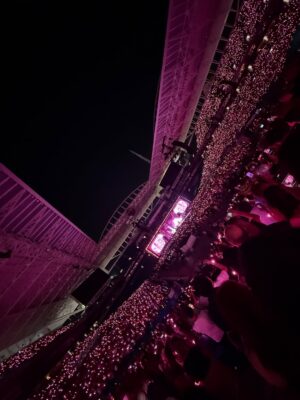 Caterina Valentino Instagram - 𝐐𝐮𝐢é𝐧 𝐦á𝐬 𝐚𝐦𝐚 𝐬𝐮 𝐦ú𝐬𝐢𝐜𝐚⁉️ @shakira
VIENEN CONMIGO SIEMPRE es 𝐈𝐍𝐄𝐕𝐈𝐓𝐀𝐁𝐋𝐄 ♥️
@bizarrap el increíble @alejandrosanz 🔥 @manuelturizo
Yo llegue sin voz y sin zapatos a la casa 😂
@hardrockcafe @hardrockstadium the best!
#lasmujeresyanolloranworldtour
#LastNight #miami