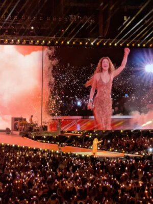 Caterina Valentino Instagram - 𝐐𝐮𝐢é𝐧 𝐦á𝐬 𝐚𝐦𝐚 𝐬𝐮 𝐦ú𝐬𝐢𝐜𝐚⁉️ @shakira
VIENEN CONMIGO SIEMPRE es 𝐈𝐍𝐄𝐕𝐈𝐓𝐀𝐁𝐋𝐄 ♥️
@bizarrap el increíble @alejandrosanz 🔥 @manuelturizo
Yo llegue sin voz y sin zapatos a la casa 😂
@hardrockcafe @hardrockstadium the best!
#lasmujeresyanolloranworldtour
#LastNight #miami
