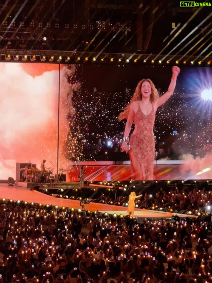 Caterina Valentino - 19.8K Likes - 𝐐𝐮𝐢é𝐧 𝐦á𝐬 𝐚𝐦𝐚 𝐬𝐮 𝐦ú𝐬𝐢𝐜𝐚⁉️ @shakira
VIENEN CONMIGO SIEMPRE es 𝐈𝐍𝐄𝐕𝐈𝐓𝐀𝐁𝐋𝐄 ♥️

@bizarrap el increíble @alejandrosanz 🔥 @manuelturizo 

Yo llegue sin voz y sin zapatos a la casa 😂
@hardrockcafe @hardrockstadium the best! 

#lasmujeresyanolloranworldtour 
#LastNight #miami